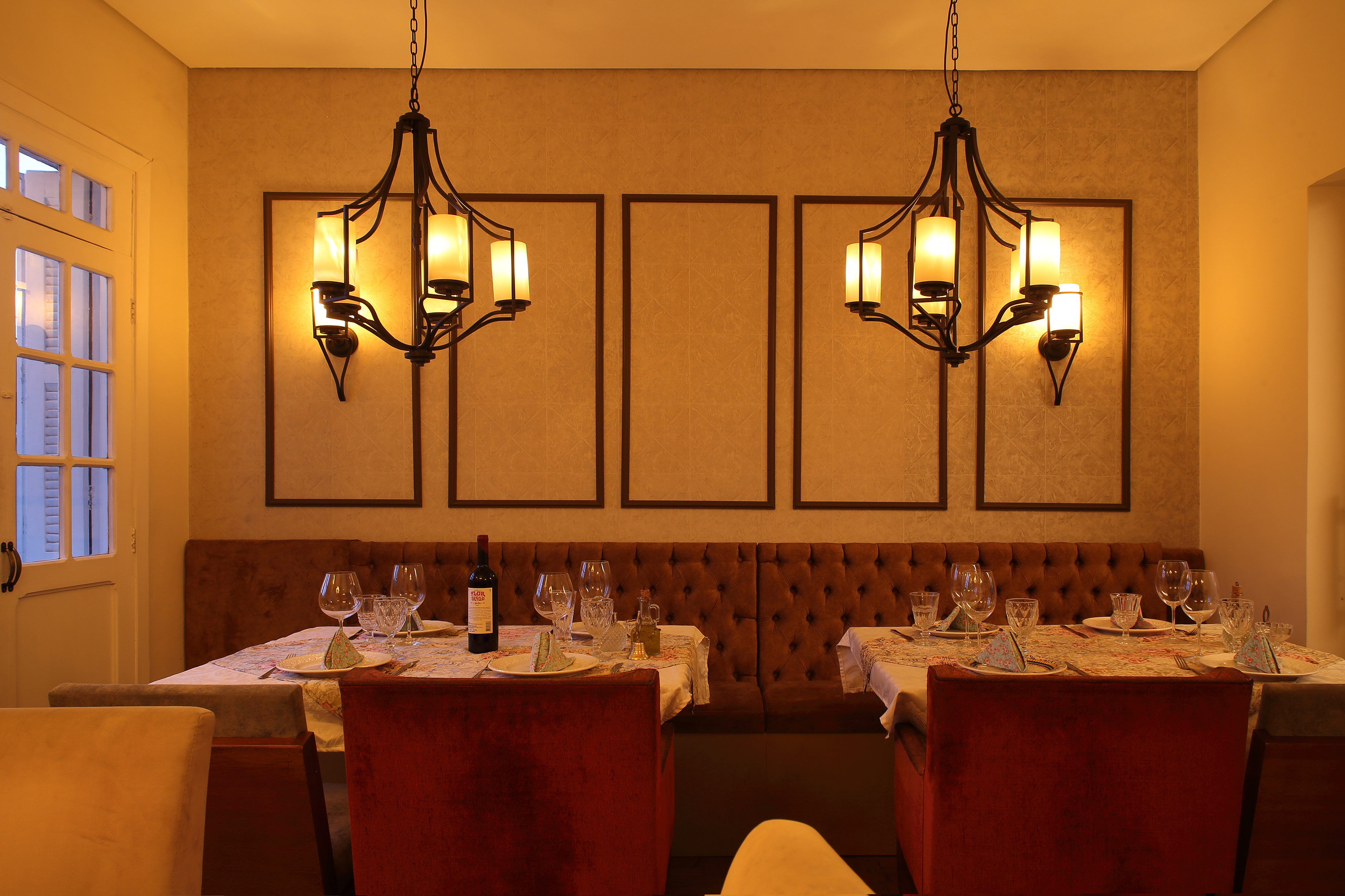 Ambiente Bistro com luzes claras com mesas e cadeiras