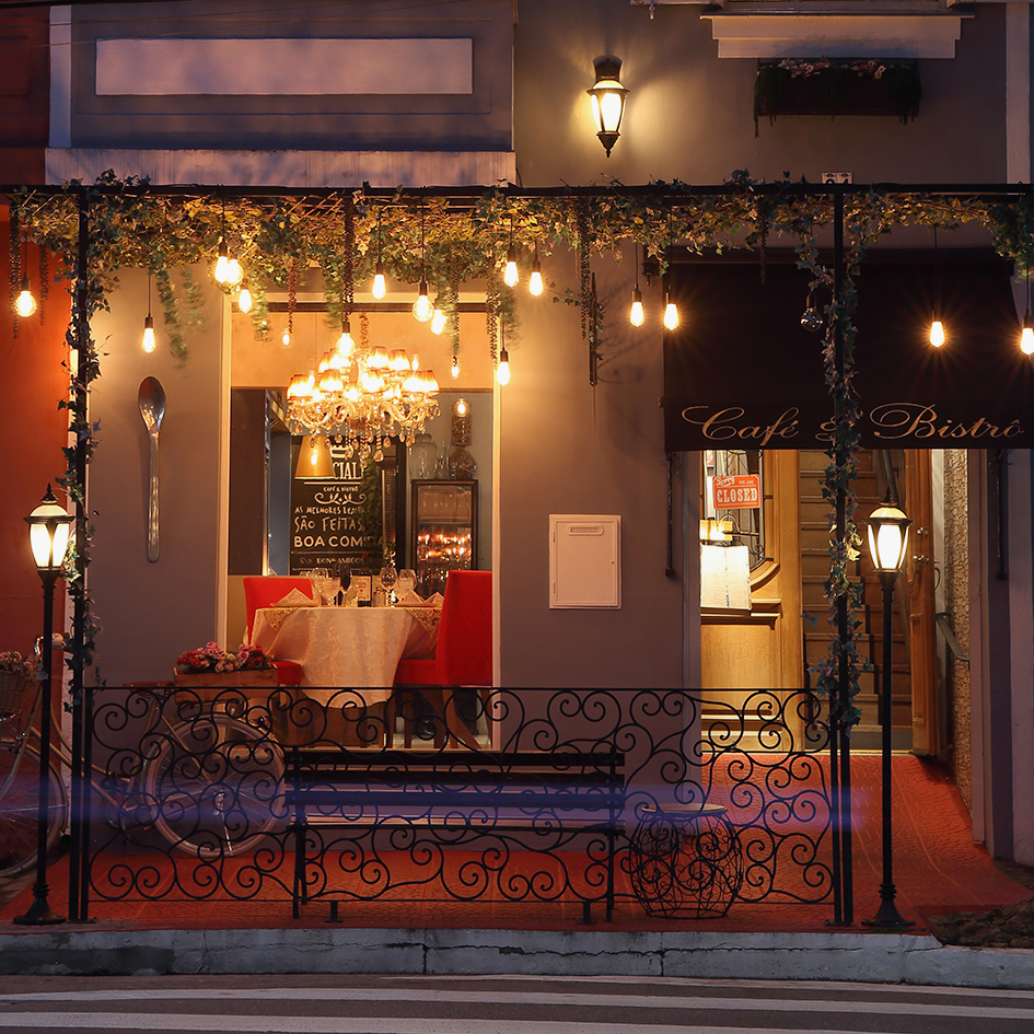 Frente do restaurante, com bicicleta e plantas como decoração